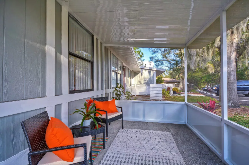 Furnished private screened patio at Live Oak Apartments